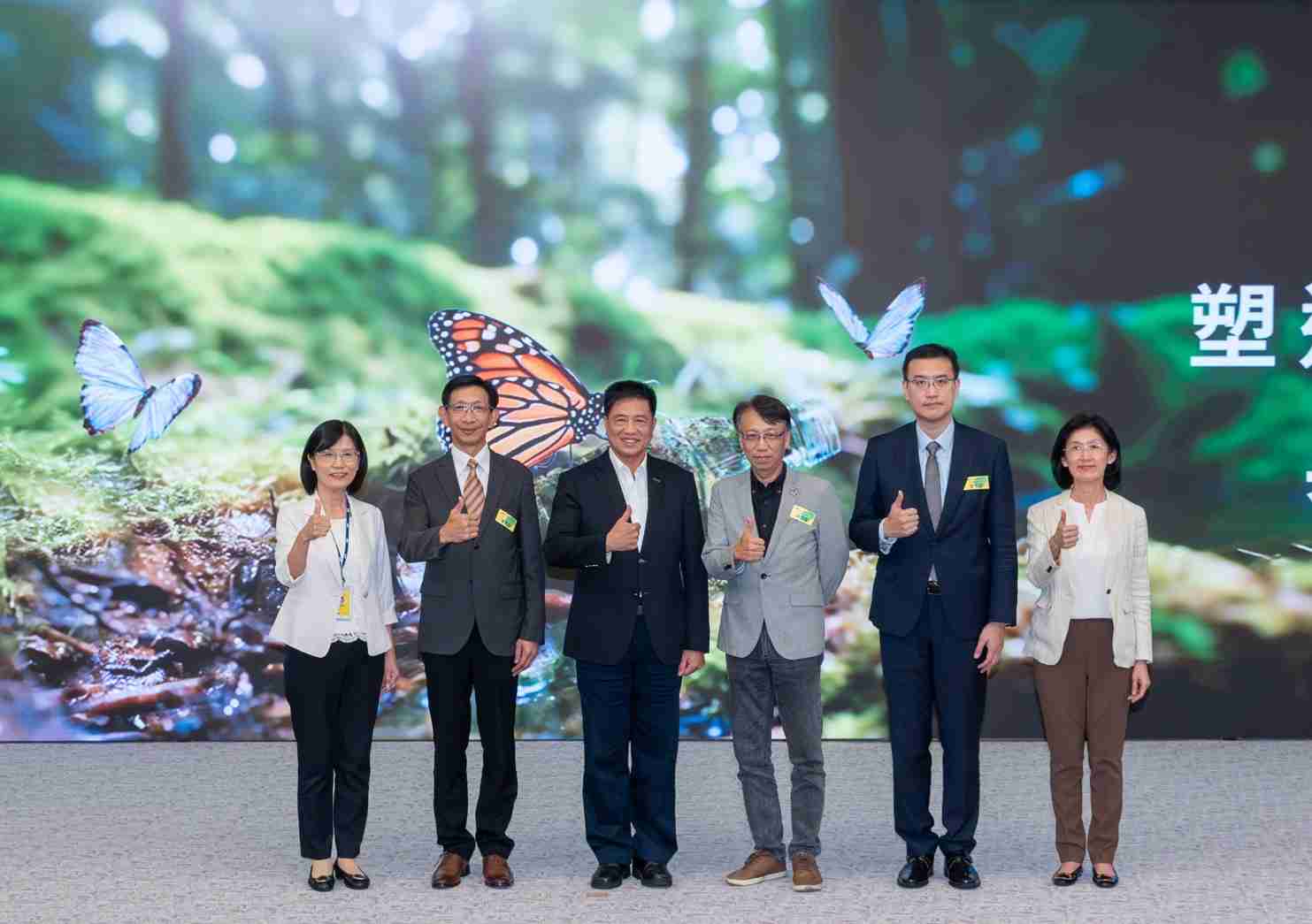 友達2023 CSR共榮大會，，，，邀請領域專家分享交流生物多樣性管理趨勢、、、無塑產品、、、、海廢永續塑料等議題  （圖左到右：友達光電永續長古秀華、、、3M台灣技術長陳君杰、、、友達光電董事長暨集團策略長彭双浪、、、、光寶科技企業永續發展處處長陳慶暉、、、、安永聯合會計師事務所執業會計師曾于哲、、、友達光電供應鏈總部副總經理吳宜芳）