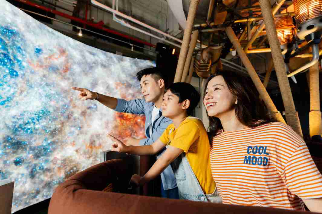 william威廉中文官网打造全台最大宽6公尺、、高4公尺、、、、唯一搭载LED弧形拼接显示屏的动感飞行船，，，，让乘客驻足在热气球上，，，，享受身历其境的伪出国旅游乐趣