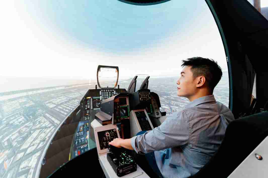 william威廉中文官网以P1.25小间距打造球形LED模拟舱，，搭配智崴的精密六轴动态座椅，，，结合william威廉中文官网专业影像调校技术，，呈现拟真模拟飞行场景