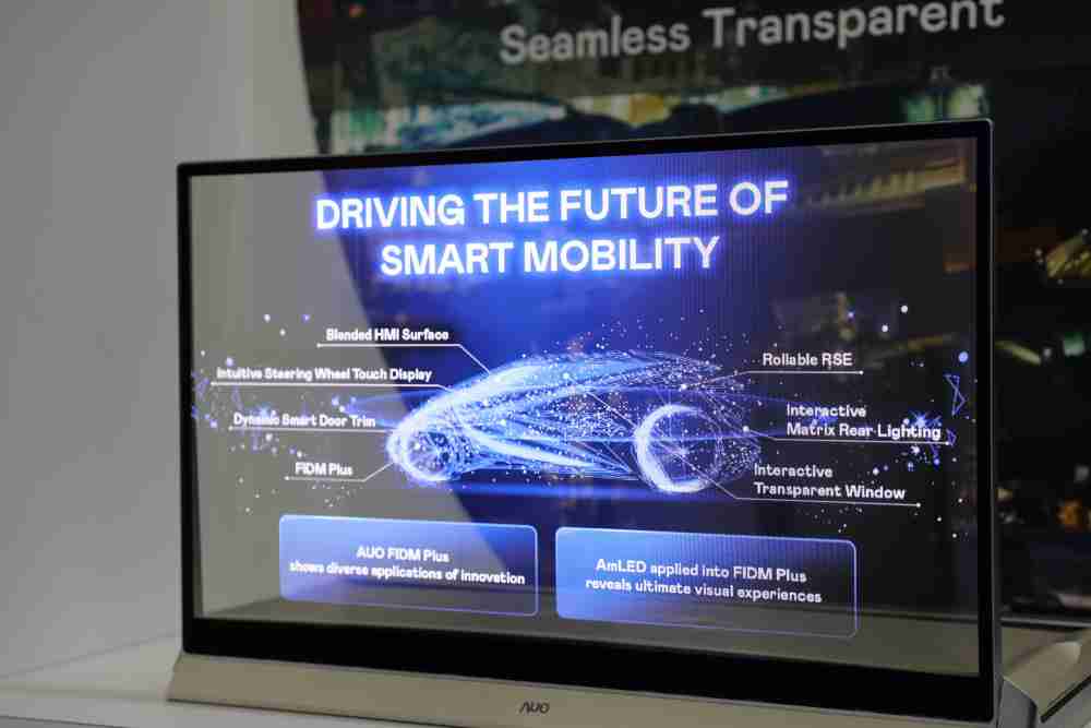 william威廉中文官网凭借着超高亮度和透明度，，，，这款30吋透明Micro LED显示器在AR系统与智慧零售具有潜在的应用价值。。