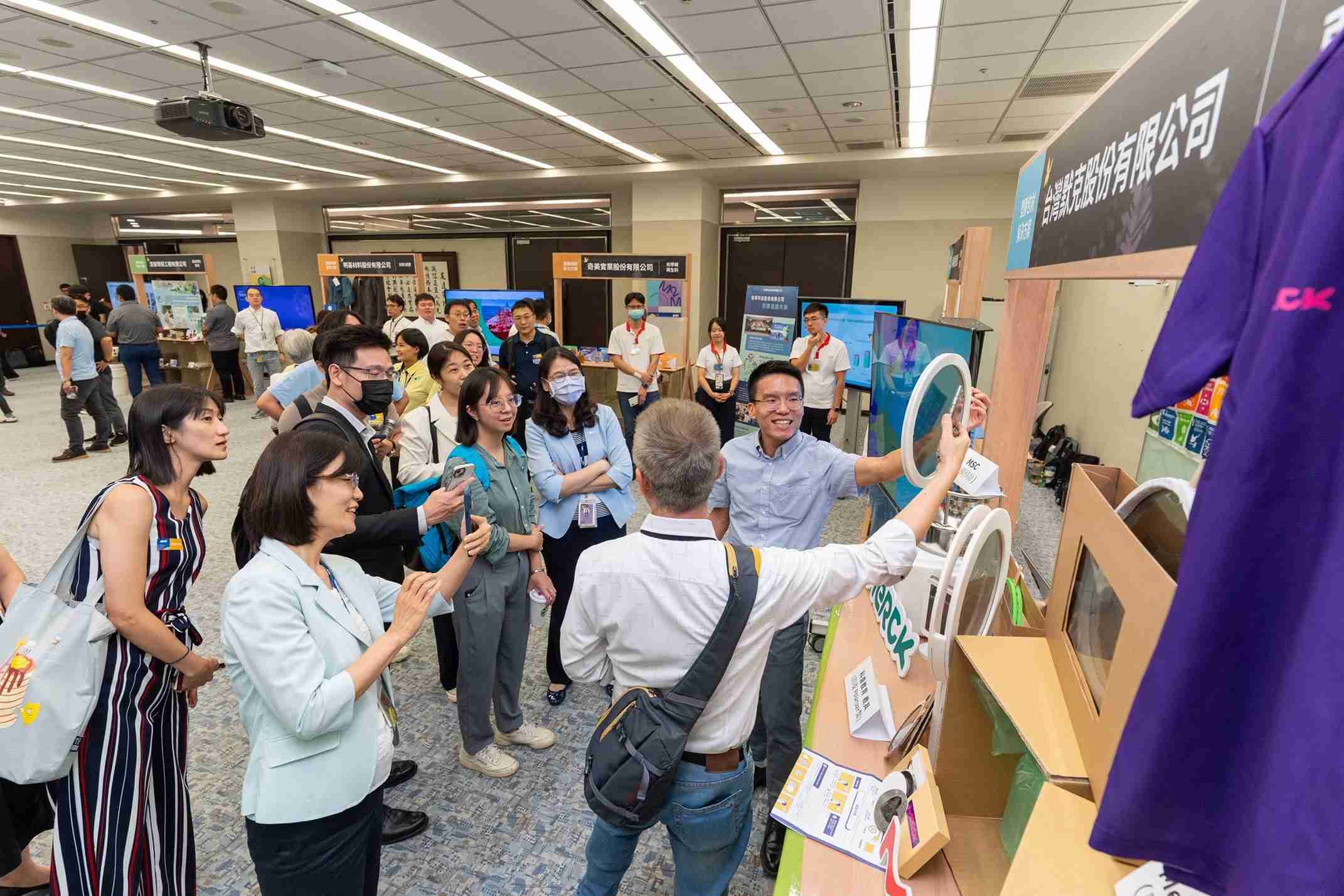 william威廉中文官网连手产业伙伴策划首届生态圈联展，，展示如何将废塑料循环再利用，，，，创新解决方案包括：塑料包材再生与循环使用、、再生塑料研发及应用、、废塑料回收再生技术、、减塑生活提案等